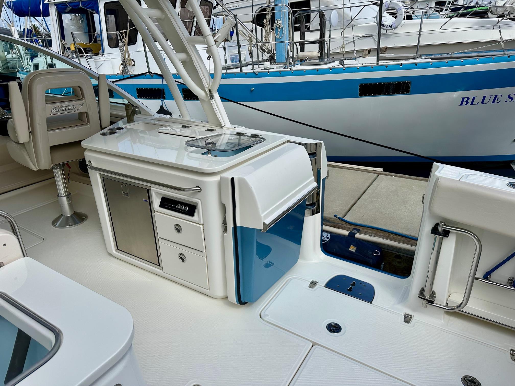 2016 Boston Whaler 320 Vantage #TBJRP0026F inventory image at Sun Country Marine Group, San Diego Harbor Island 2016 Boston Whaler 320 Vantage #TBJRP0026F inventory image at Sun Country Marine Group, San Diego Harbor Island