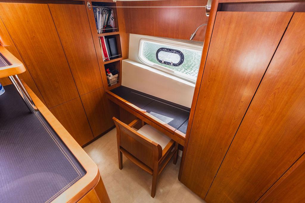 Aquila 44 DOUBLE WIDE II - Master stateroom desk