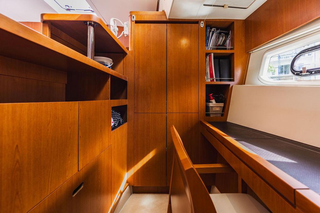 Aquila 44 DOUBLE WIDE II - Master stateroom work area