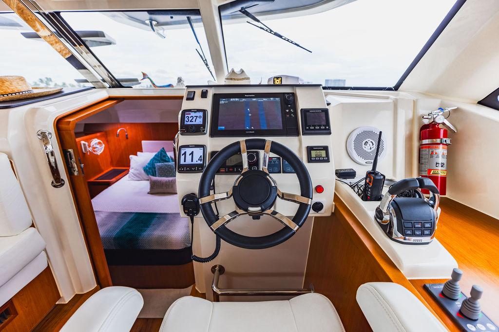 Aquila 44 DOUBLE WIDE II - Lower helm electronics