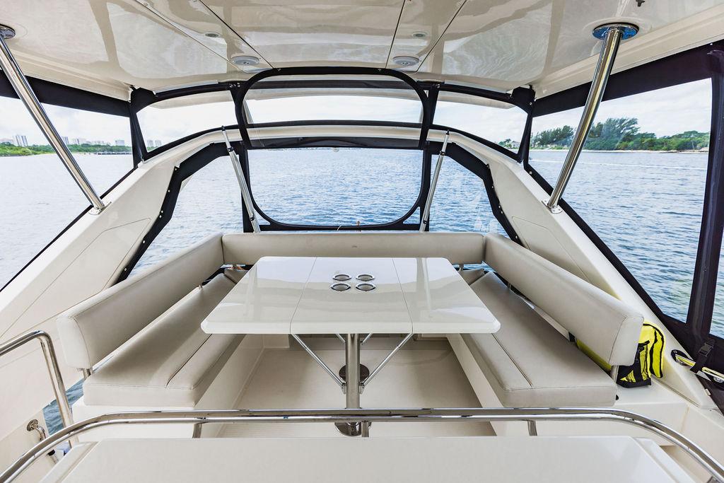 Aquila 44 DOUBLE WIDE II - Flybridge seating