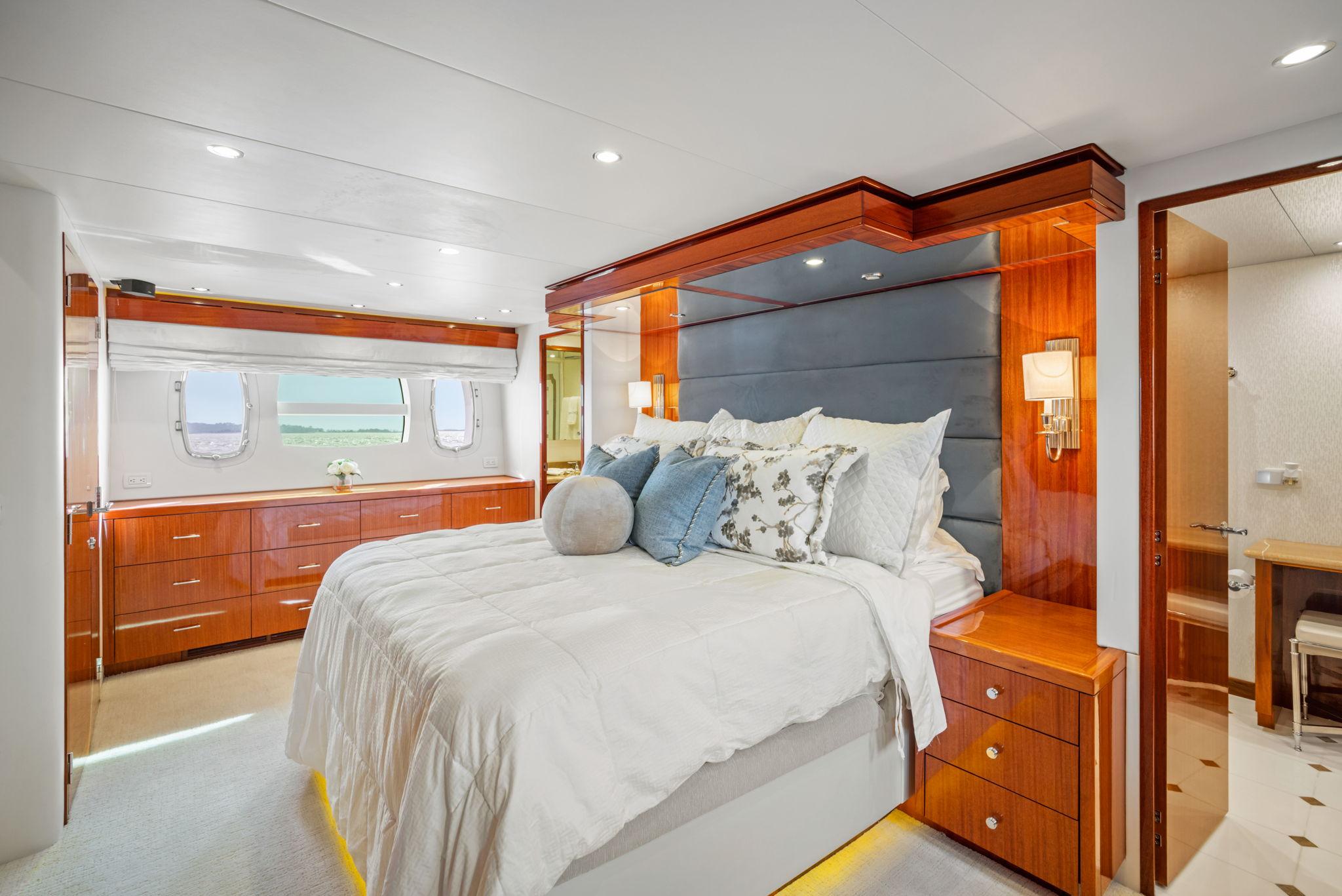 Hatteras 80 Flynn's Folly III - Master Stateroom