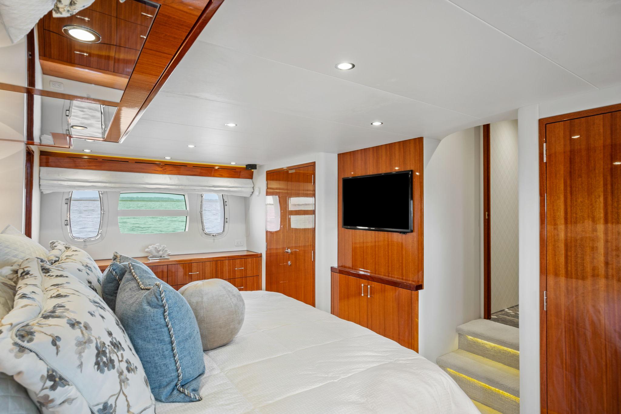 Hatteras 80 Flynn's Folly III - Master Stateroom