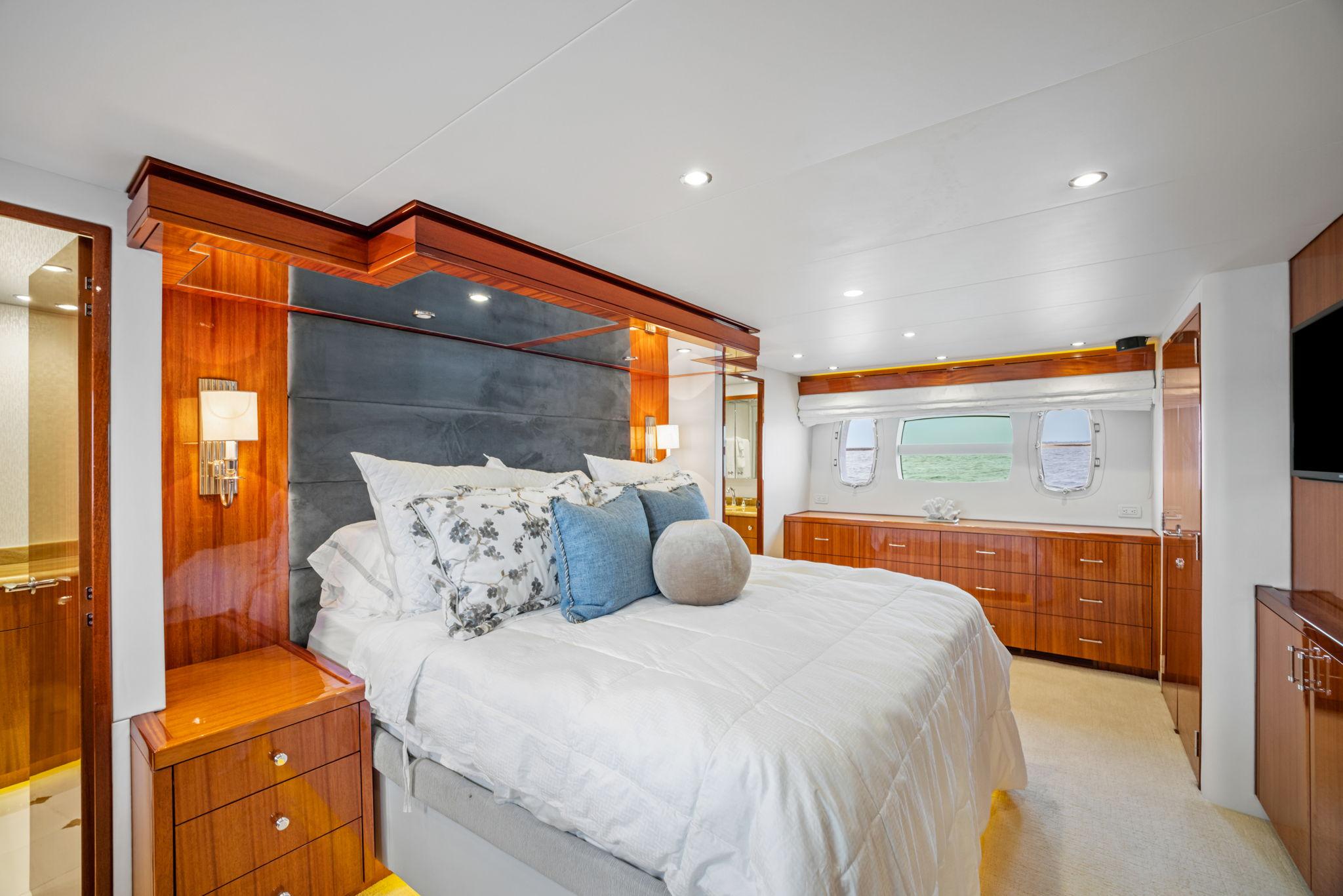 Hatteras 80 Flynn's Folly III - Master Stateroom