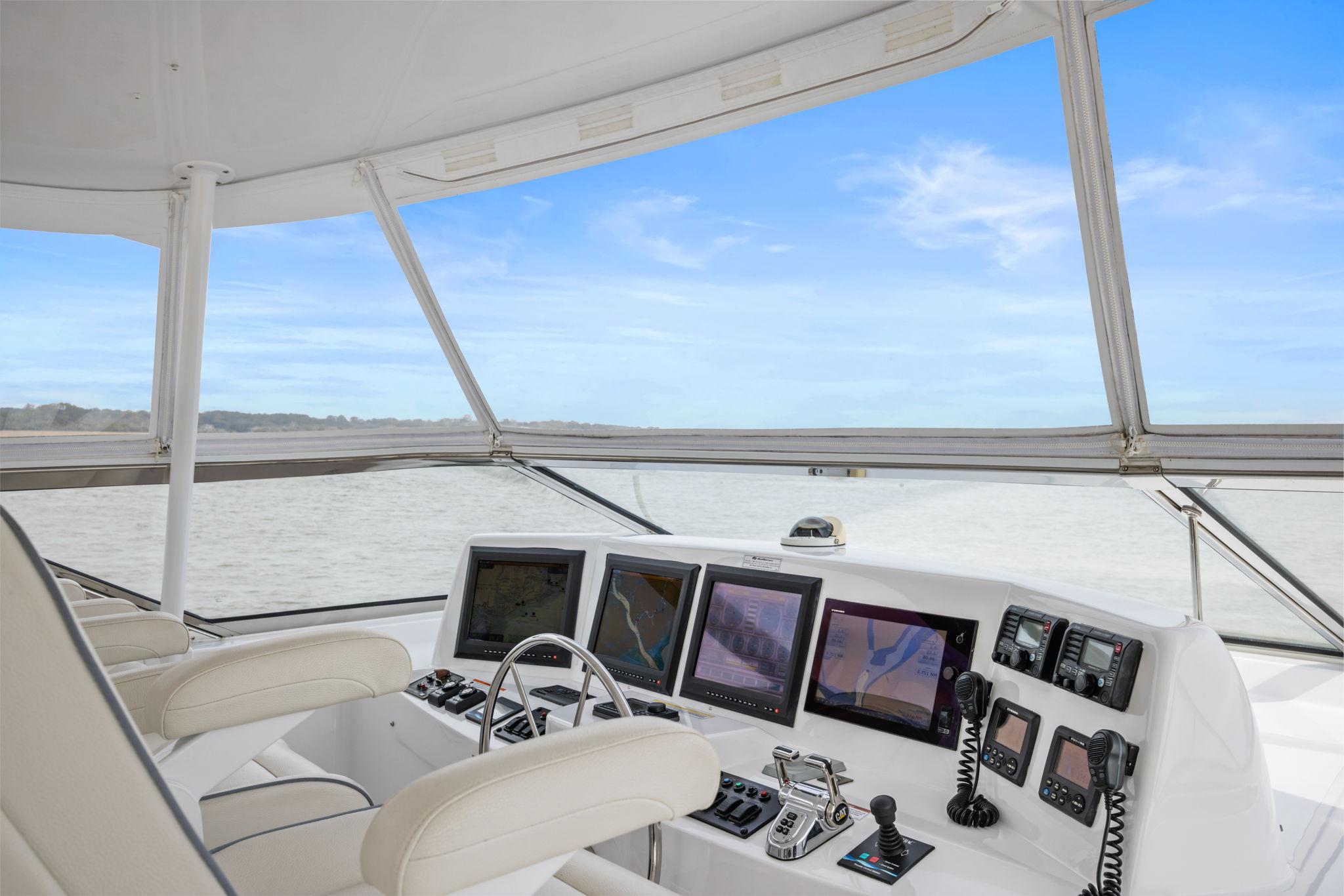 Hatteras 80 Flynn's Folly III - Helm