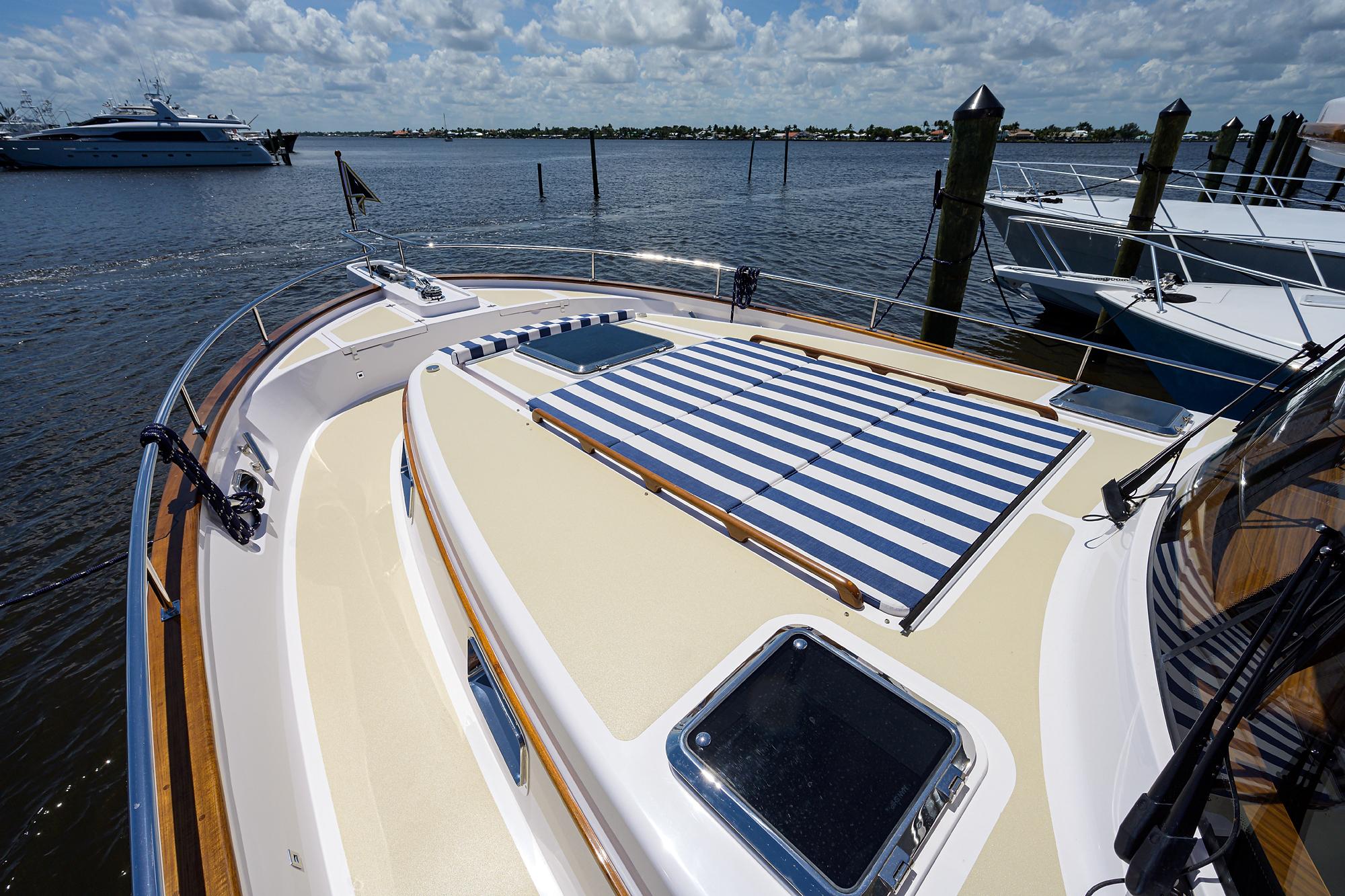 Summit 54 Motoryacht-Bow