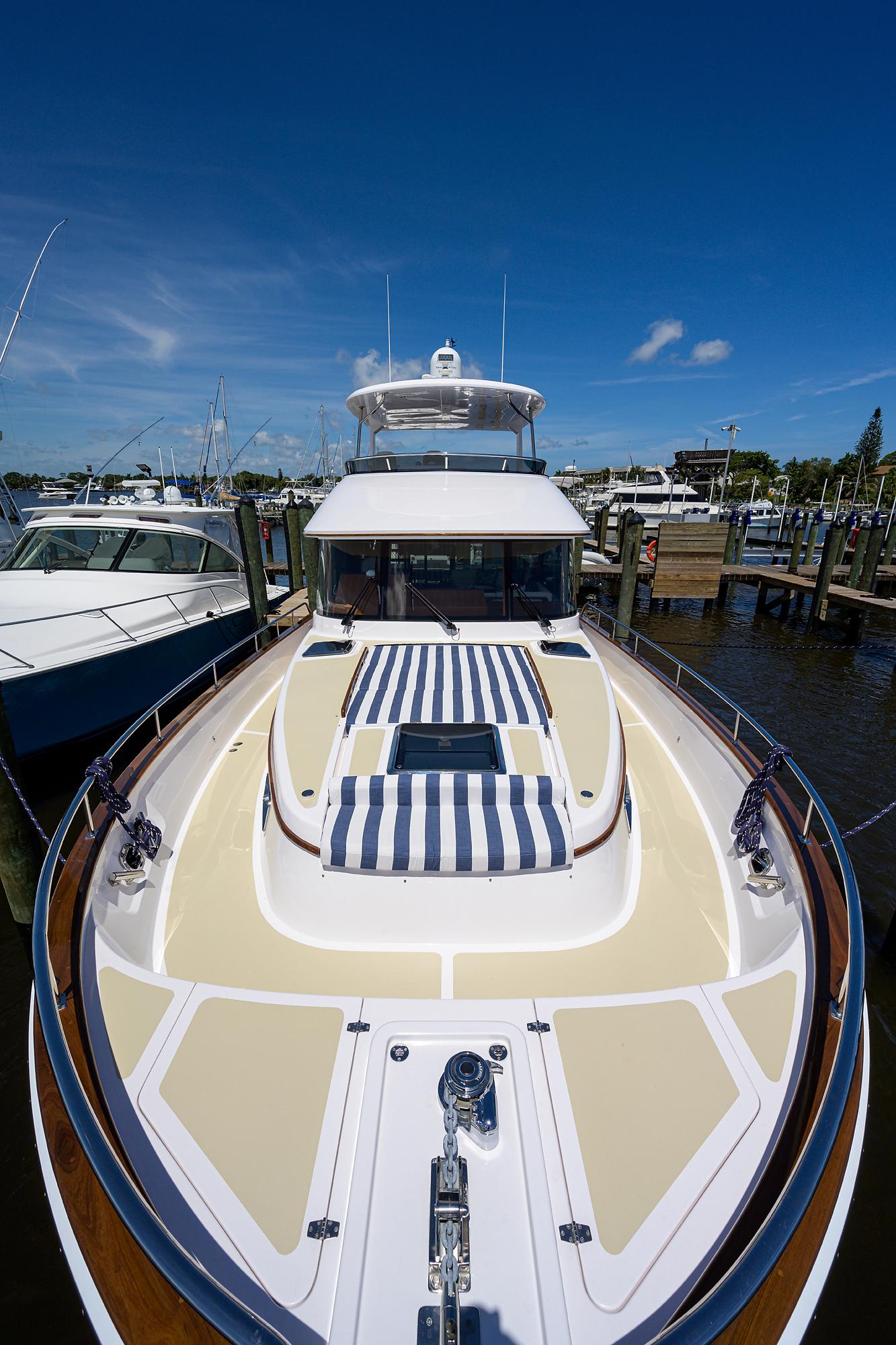 Summit 54 Motoryacht-Bow