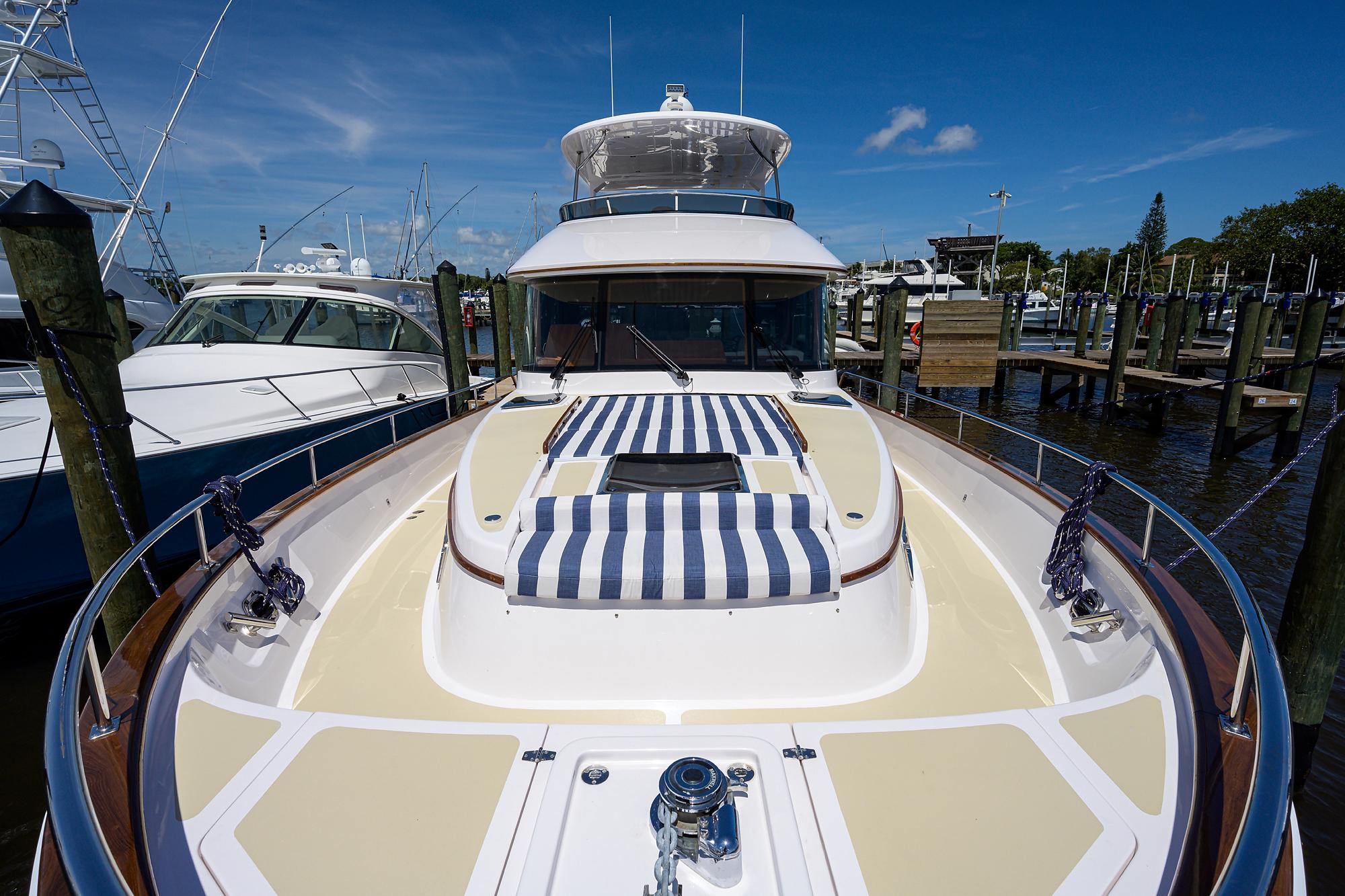 Summit 54 Motoryacht-Bow