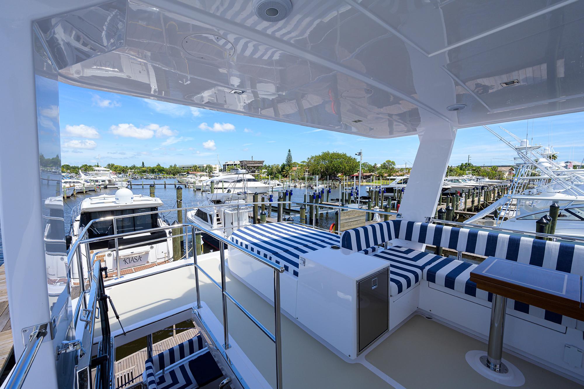 Summit 54 Motoryacht-Flybridge