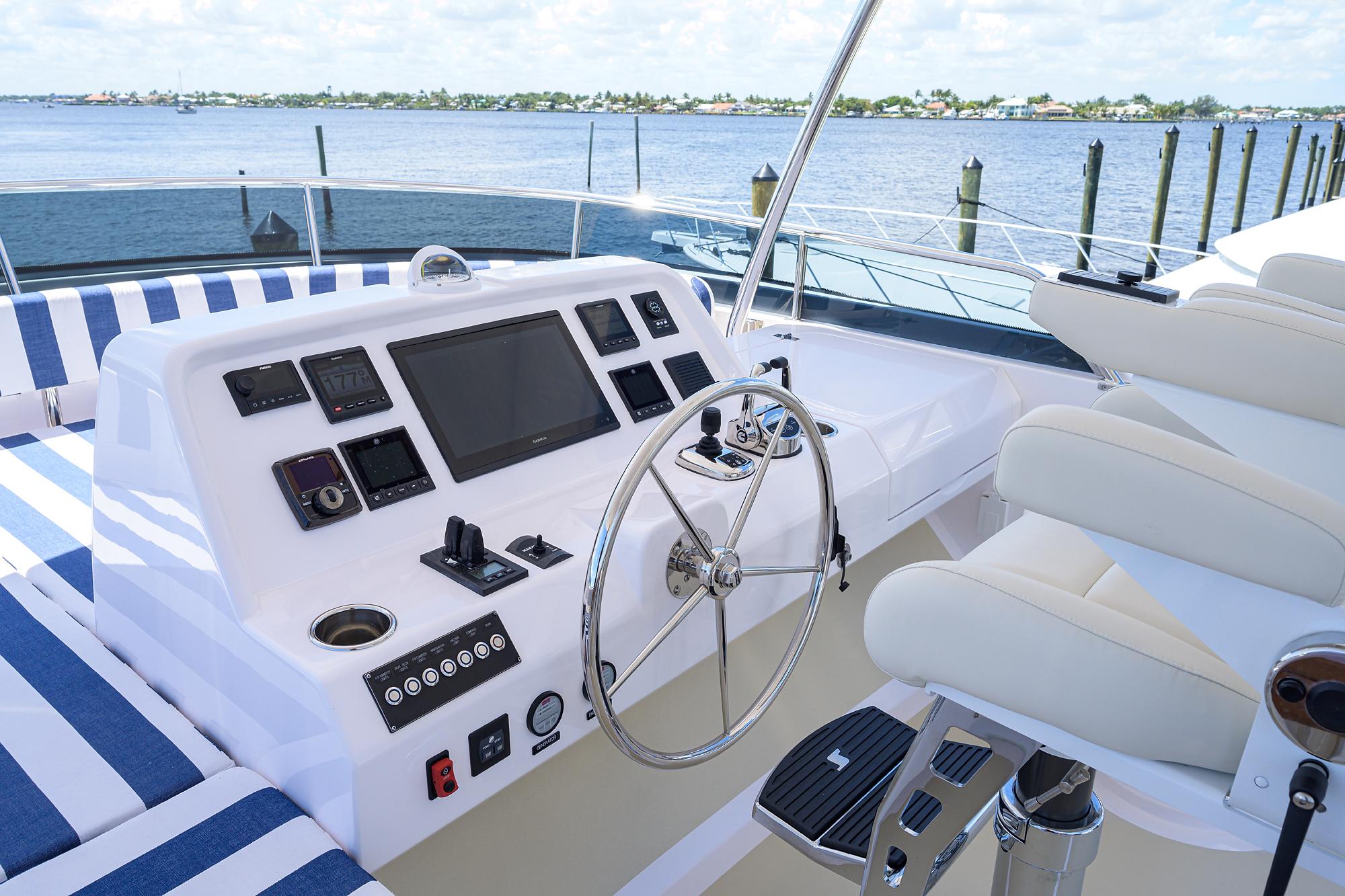 Summit 54 Motoryacht-Upper Helm
