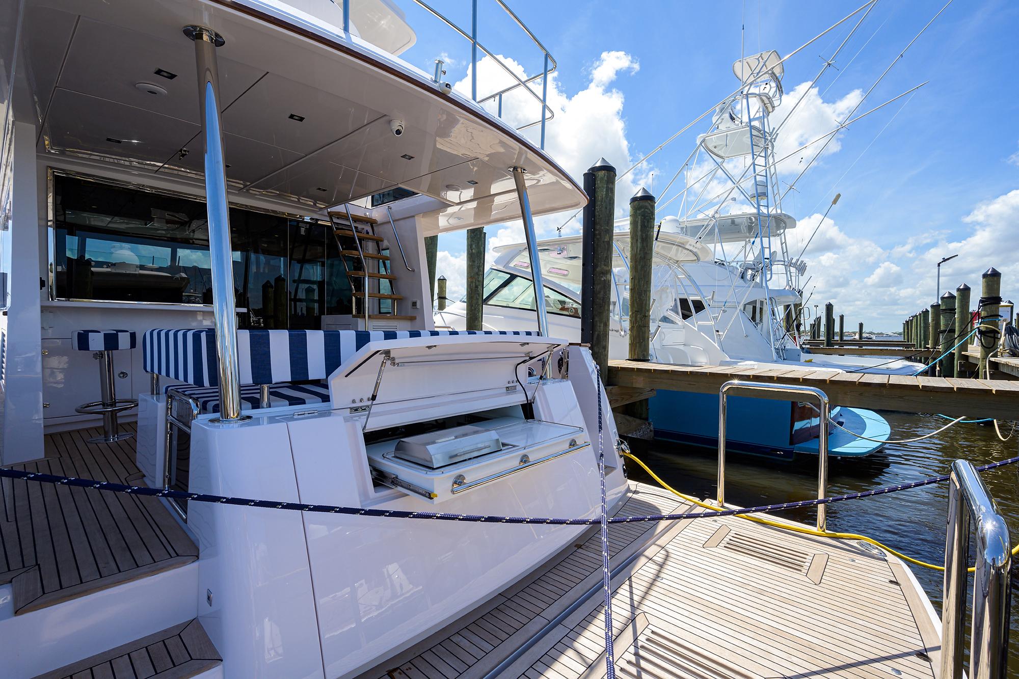 Summit 54 Motoryacht-Swim Platform
