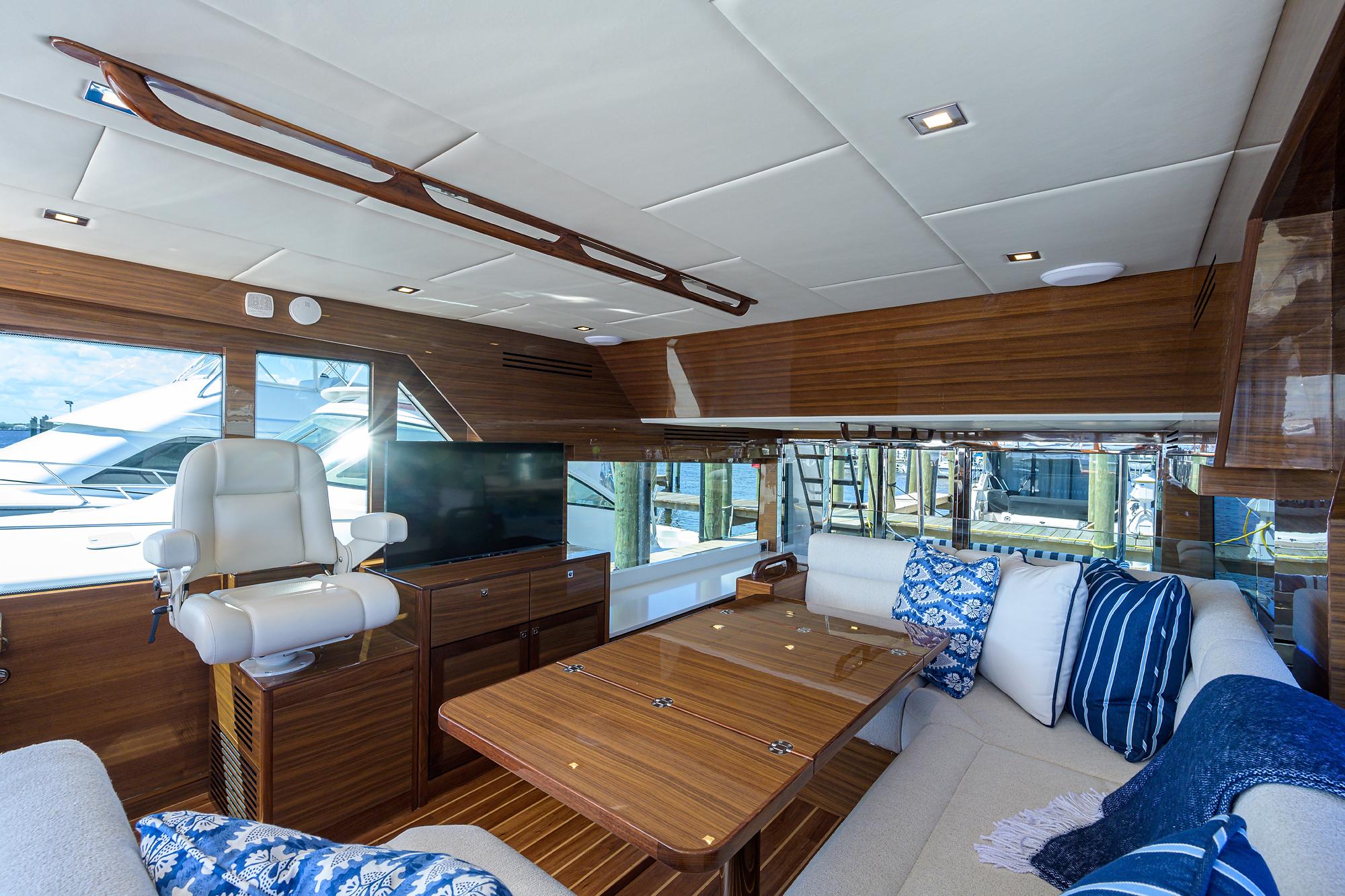 Summit 54 Motoryacht-Salon