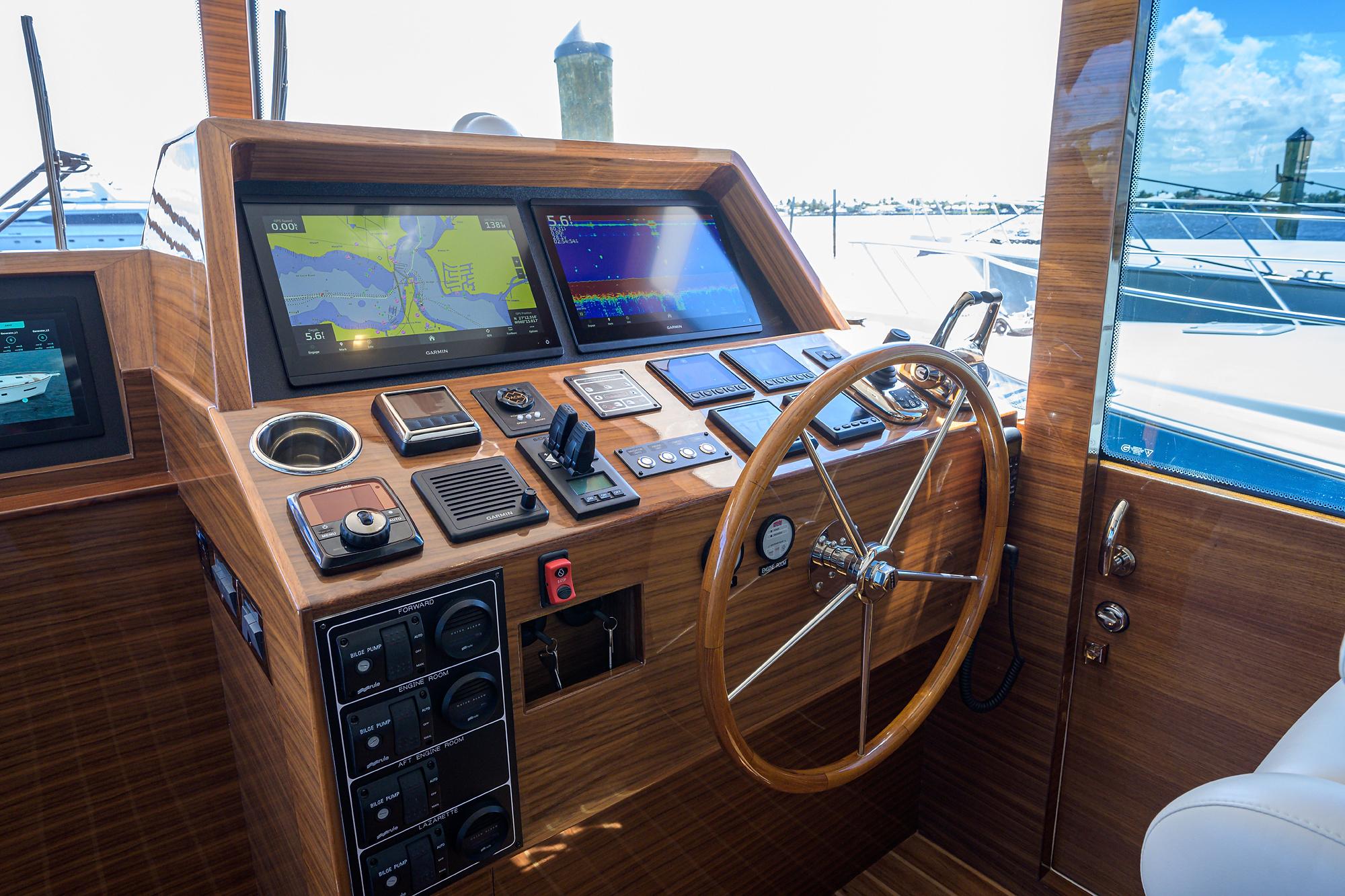 Summit 54 Motoryacht-Lower Helm