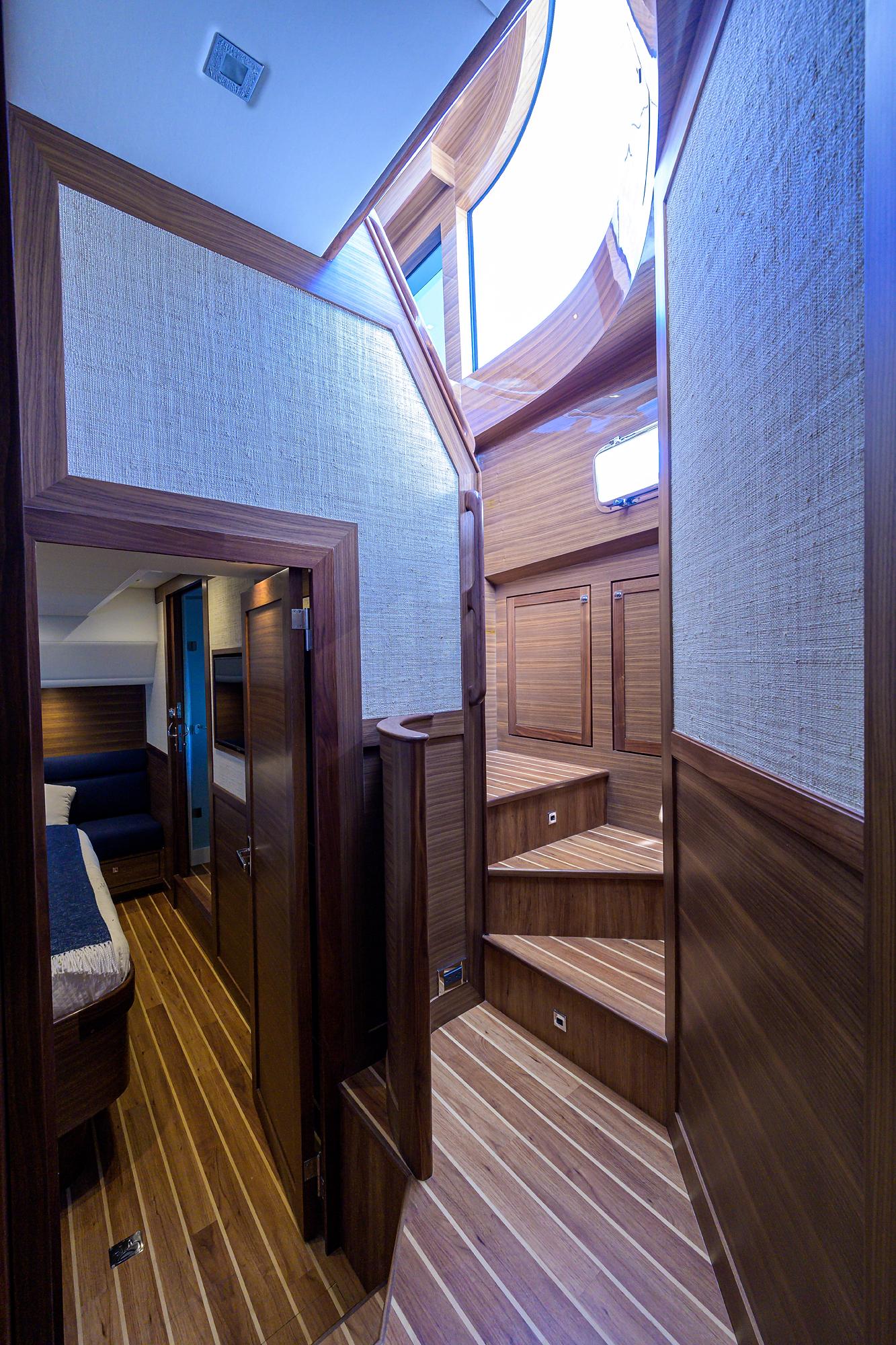 Summit 54 Motoryacht-Lower Foyer