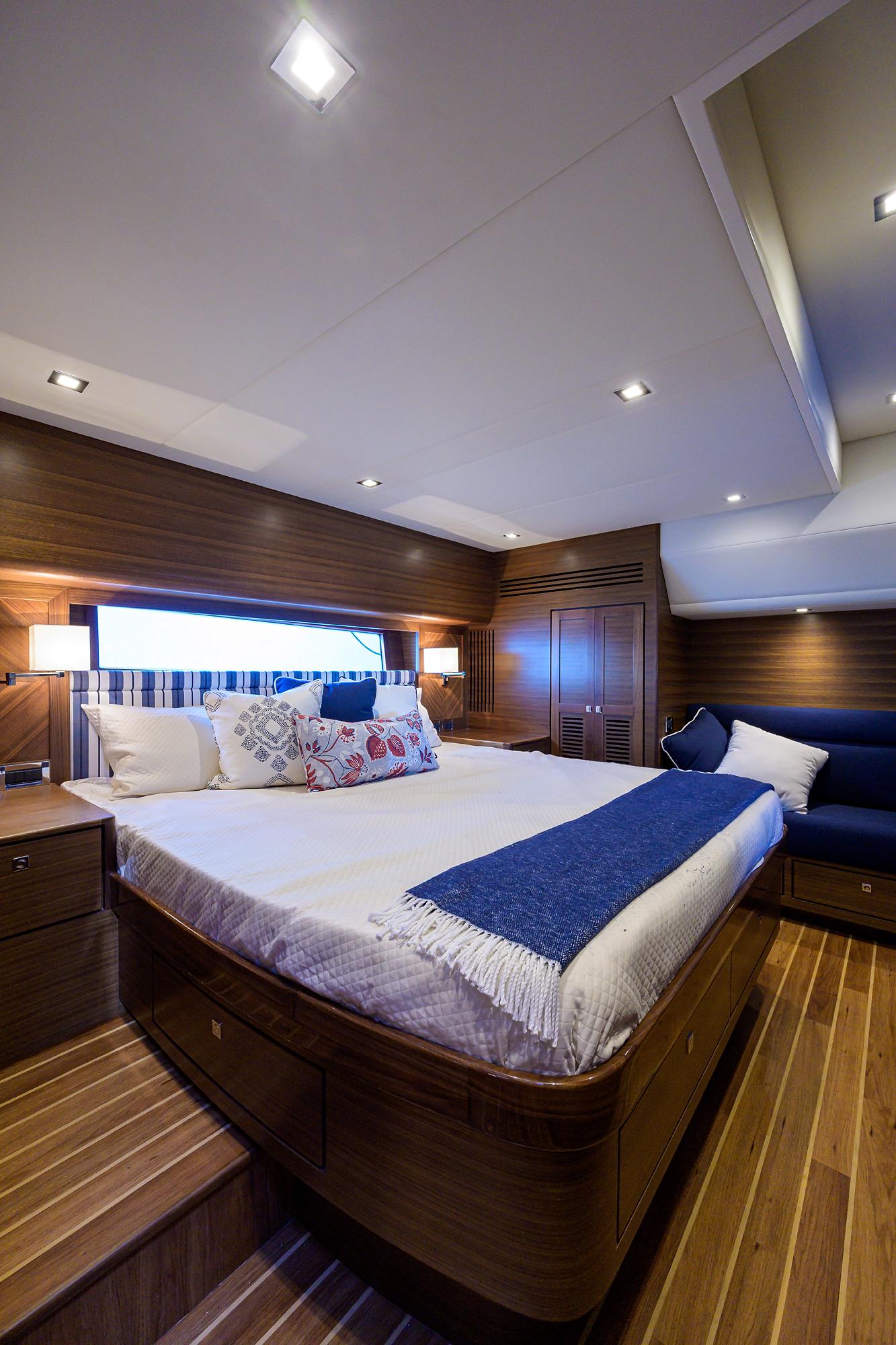 Summit 54 Motoryacht-Master Stateroom