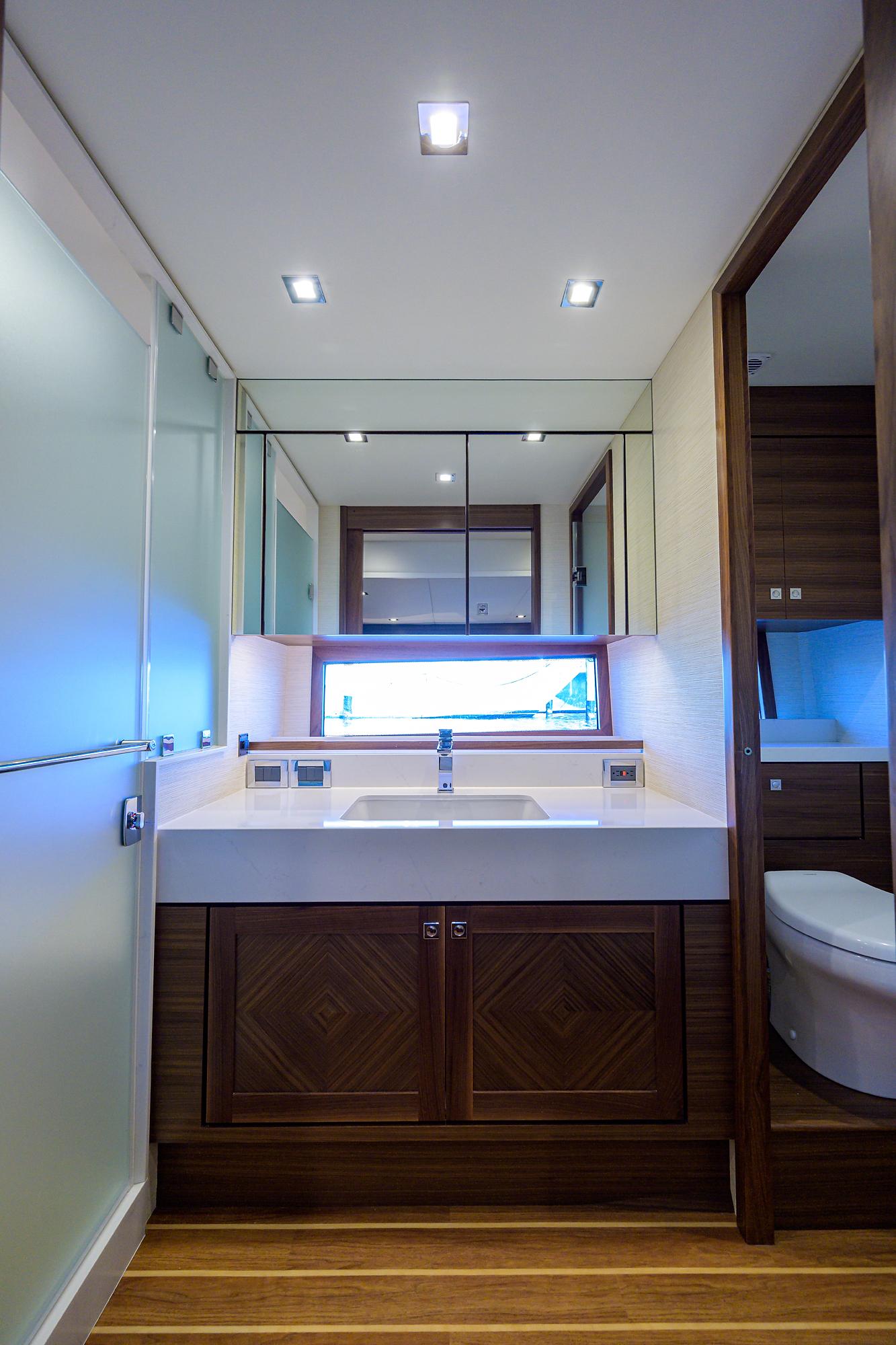 Summit 54 Motoryacht-Master Head