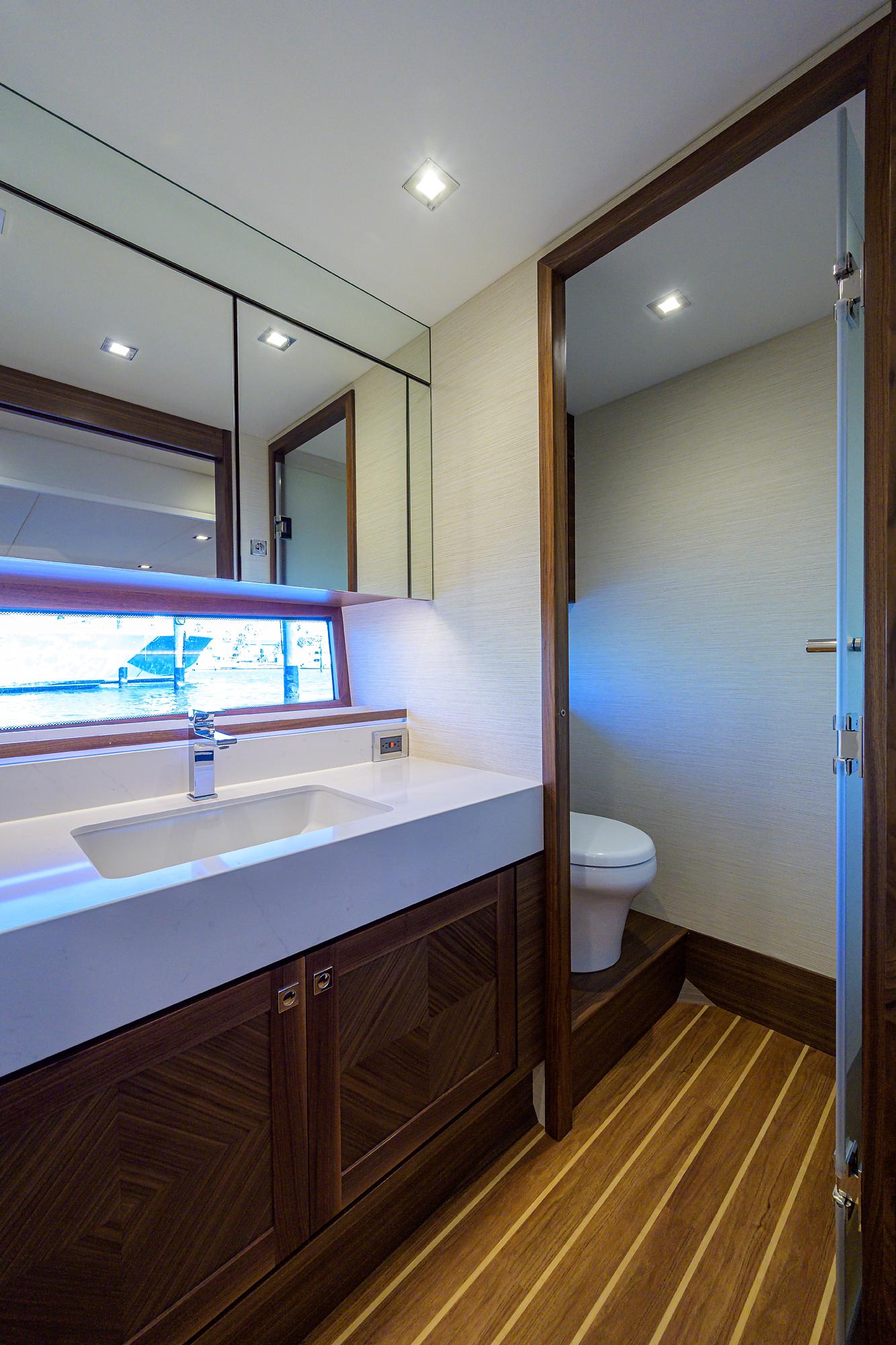 Summit 54 Motoryacht-Master Head