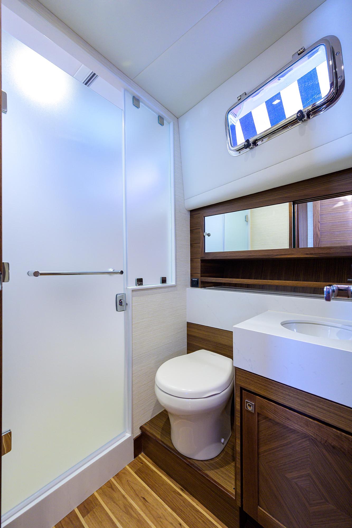Summit 54 Motoryacht-Guest Head