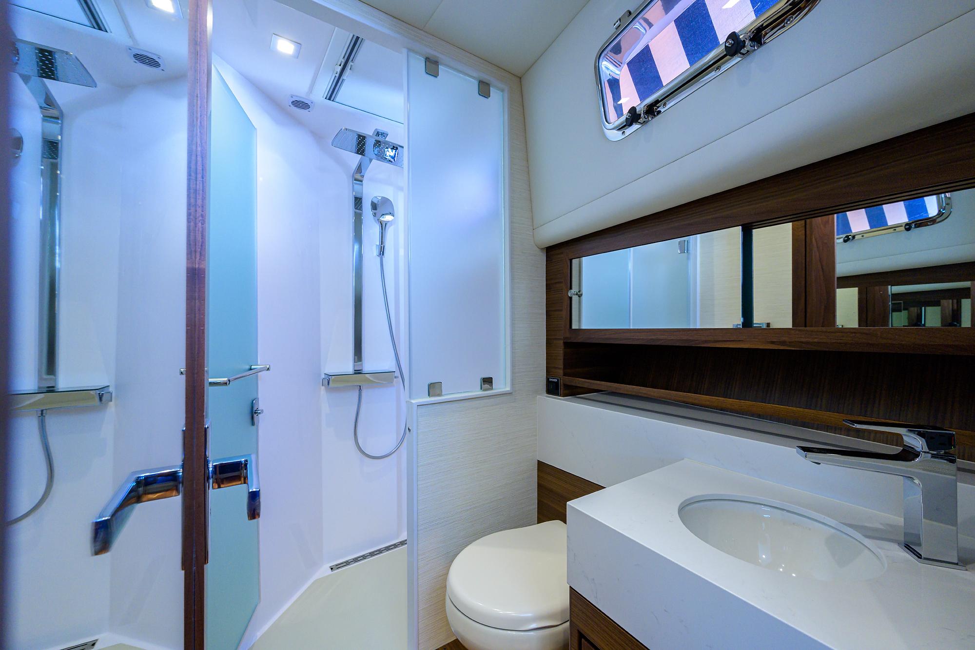 Summit 54 Motoryacht-Guest Head
