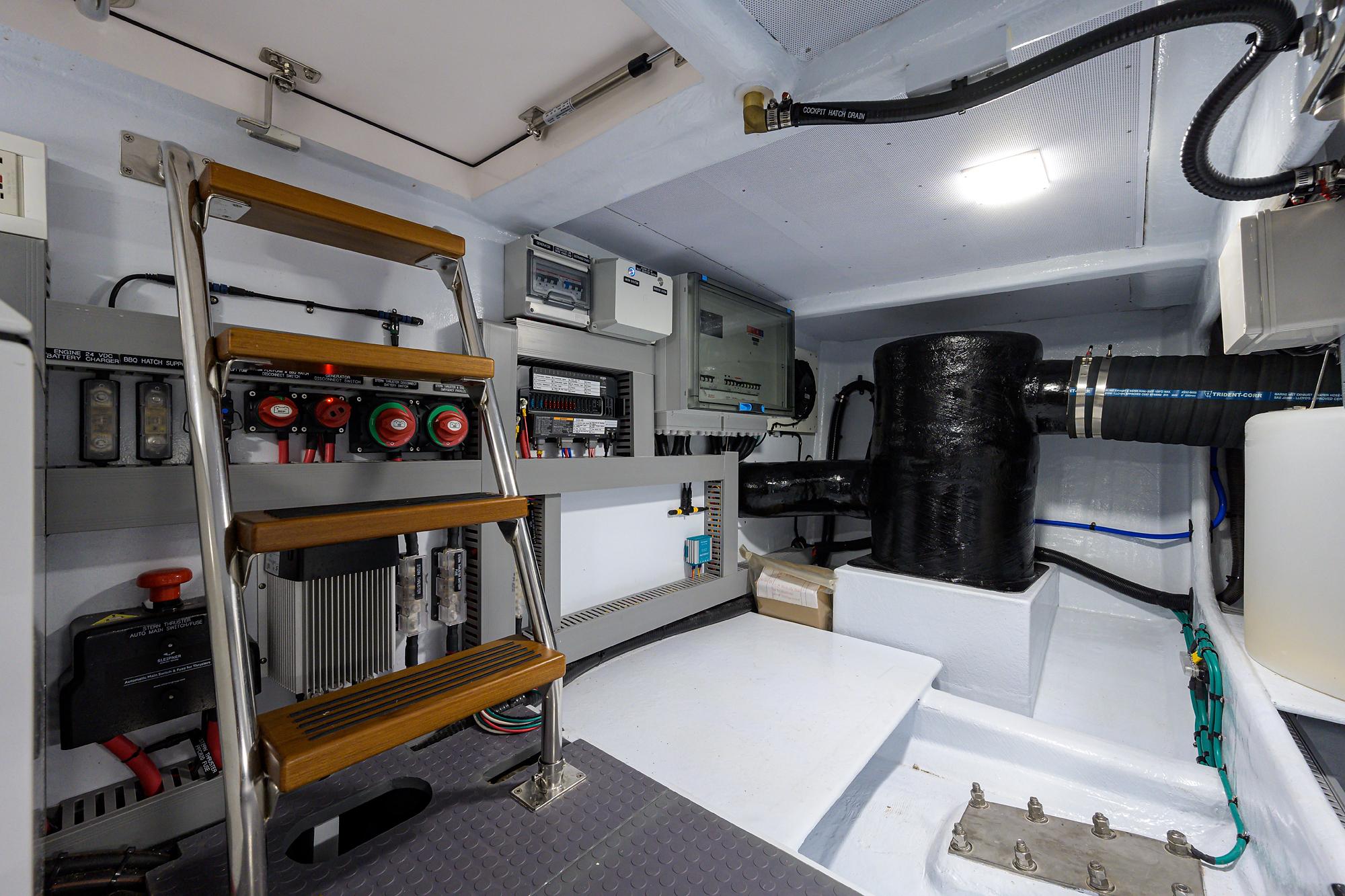 Summit 54 Motoryacht-Lazarette
