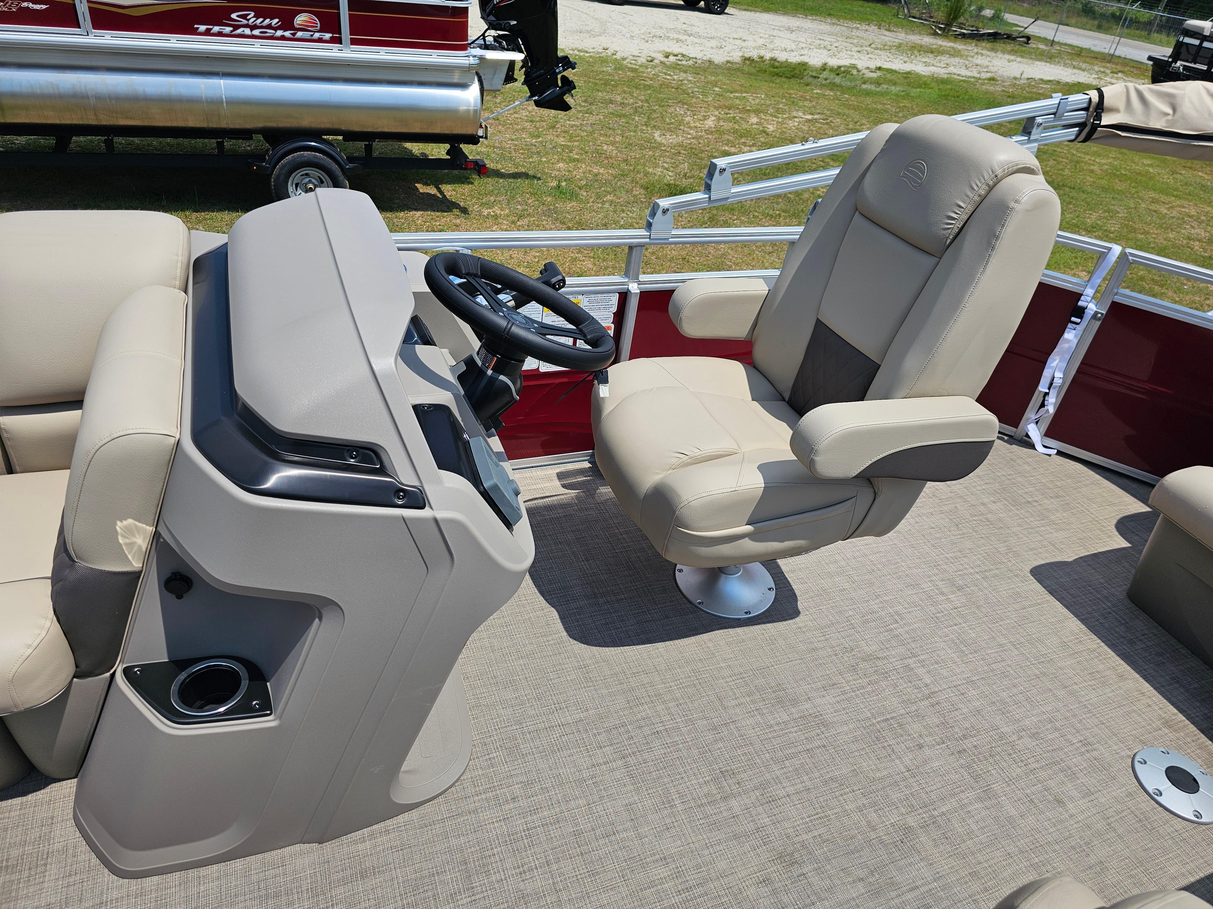 2024 Sun Tracker Party Barge® 20 DLX