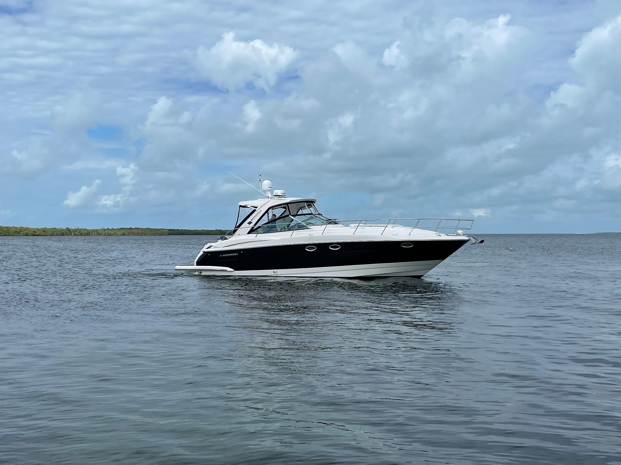Monterey 40 Sport Yacht - Exterior profile on water