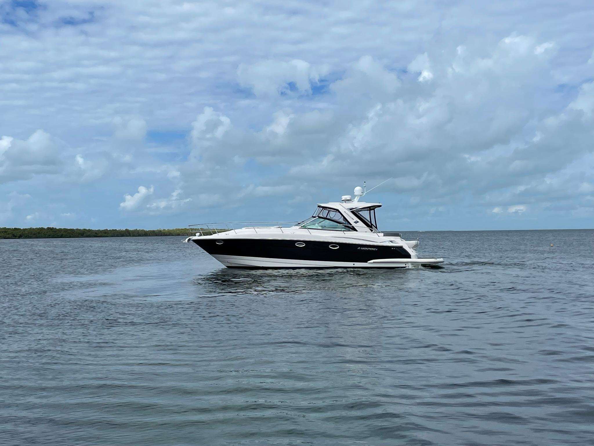 Monterey 40 Sport Yacht - Exterior profile on water