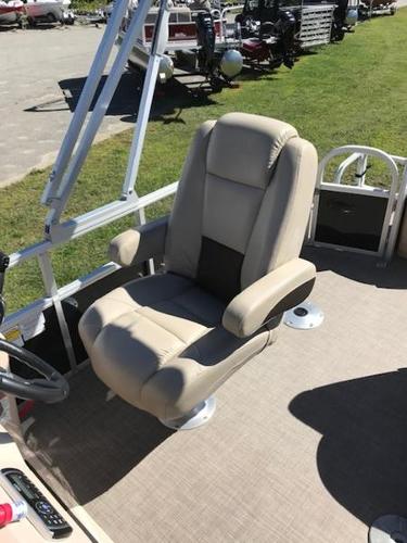 2019 Sun Tracker boat for sale, model of the boat is 20' Fishing Barge & Image # 3 of 7