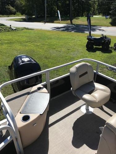 2019 Sun Tracker boat for sale, model of the boat is 20' Fishing Barge & Image # 4 of 7