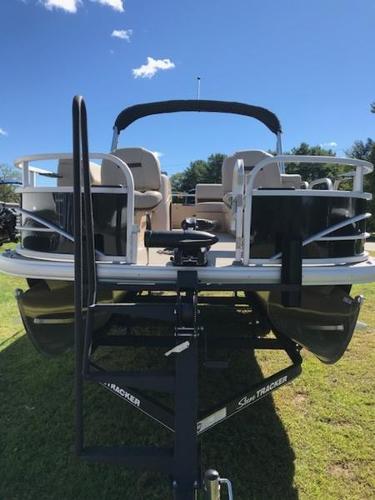 2019 Sun Tracker boat for sale, model of the boat is 20' Fishing Barge & Image # 5 of 7