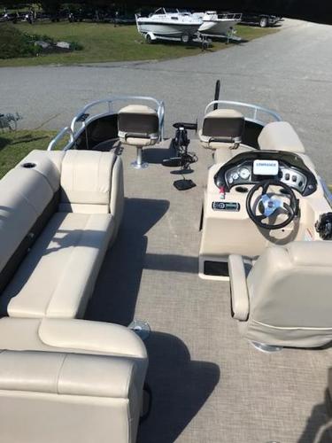 2019 Sun Tracker boat for sale, model of the boat is 20' Fishing Barge & Image # 6 of 7