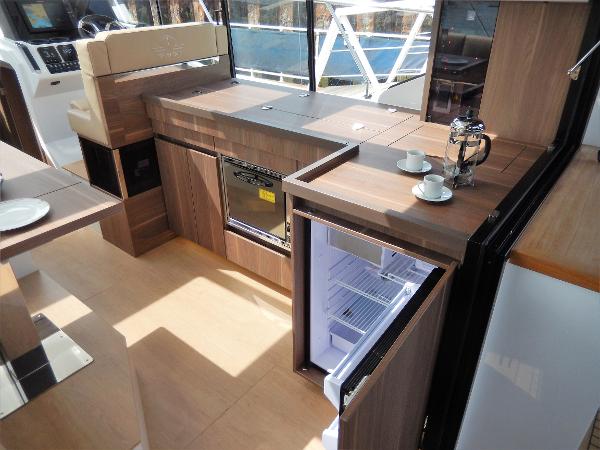 Sealine C390