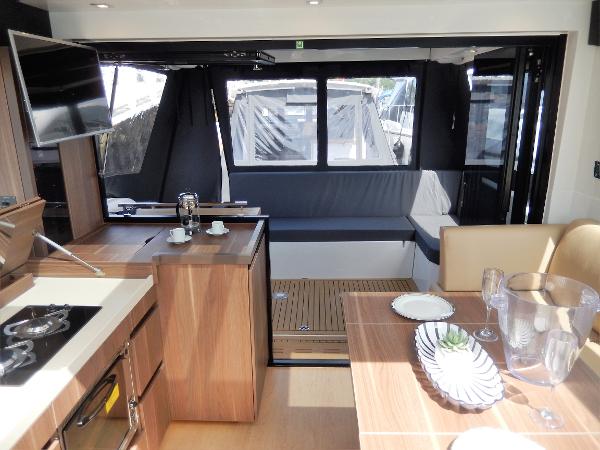 Sealine C390