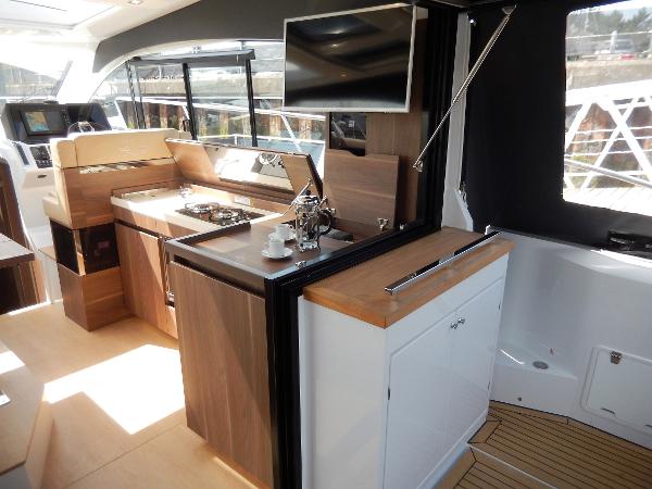Sealine C390