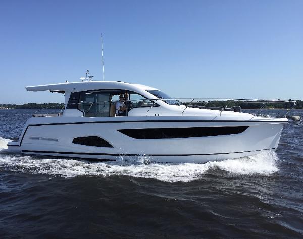 Sealine C390