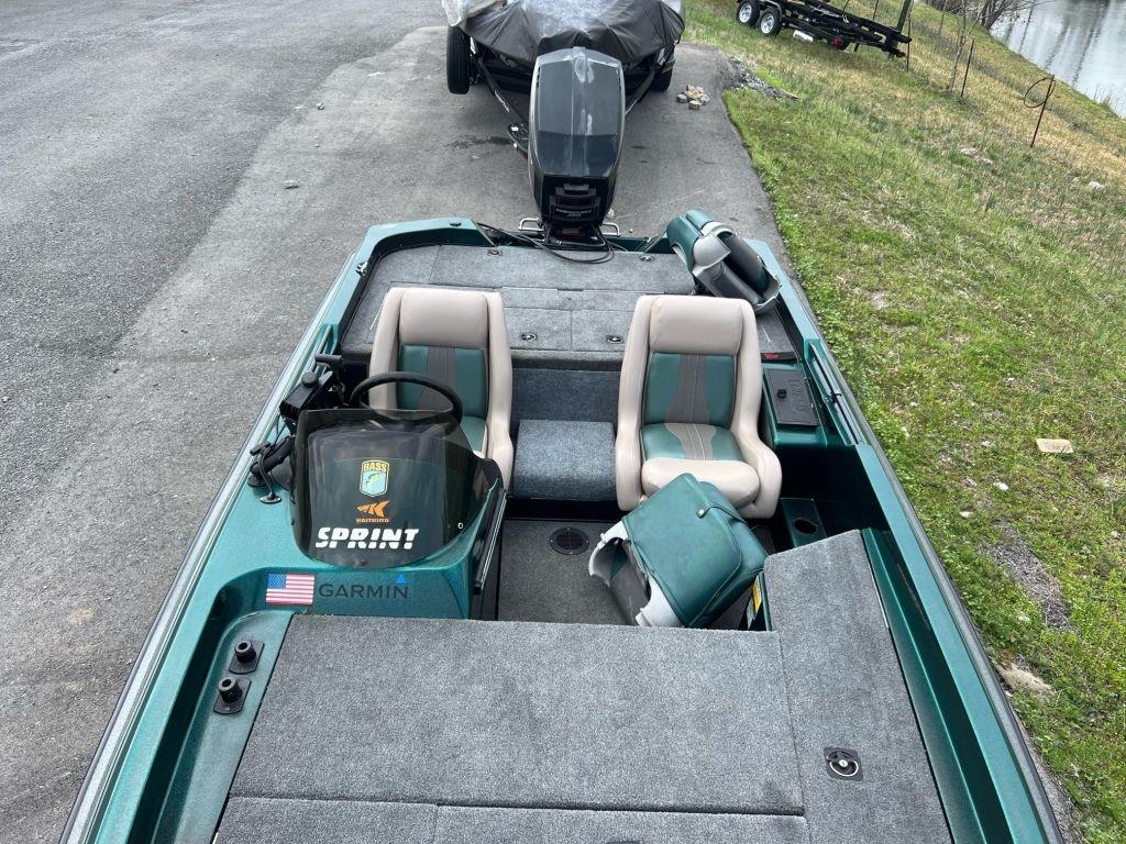 1999 Sprint 286 Pro fishing boat with Garmin electronics and dual seats.