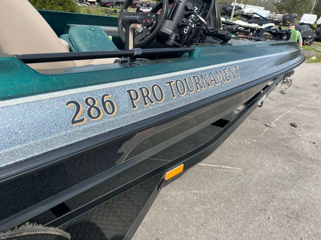 1999 Sprint 286 Pro Tournament fishing boat in a parking lot.