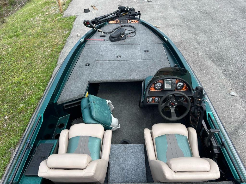 1999 Sprint 286 Pro fishing boat interior with dual seats and steering console.