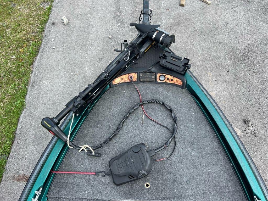 1999 Sprint 286 Pro boat with fishing equipment on deck.