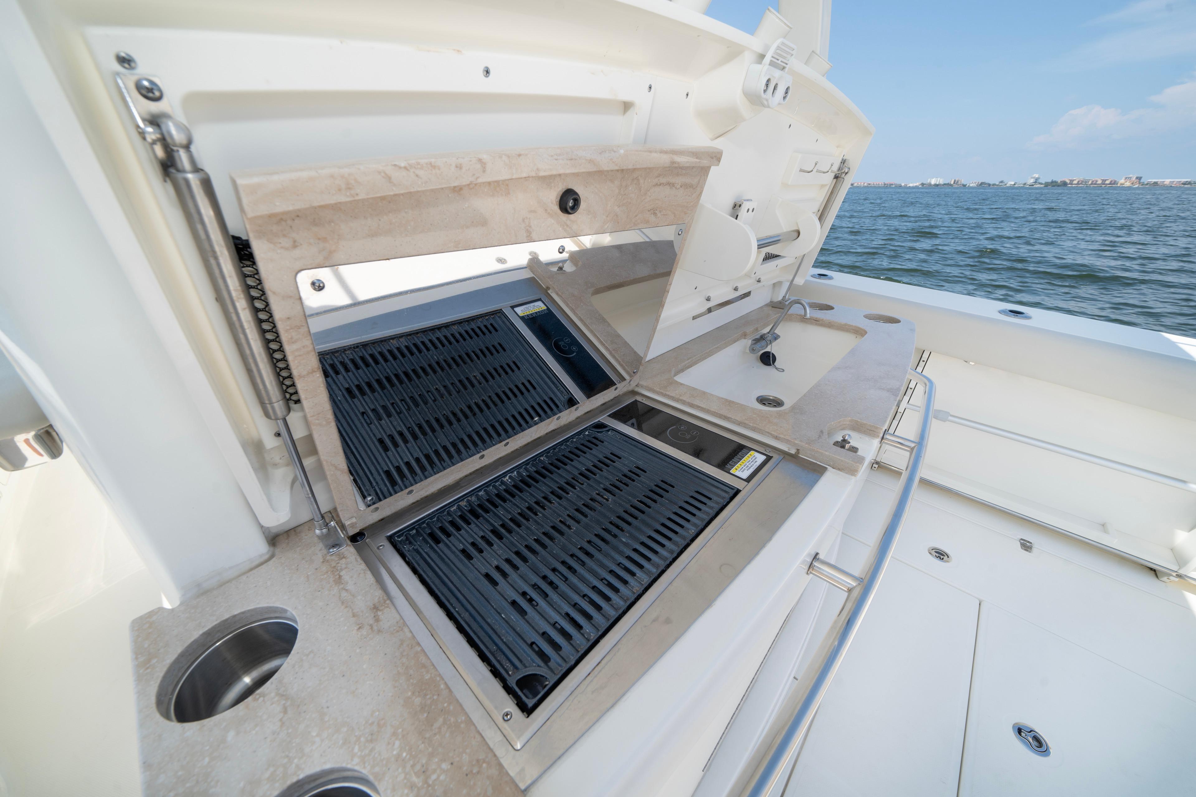 2021 Boston Whaler 380 Outrage