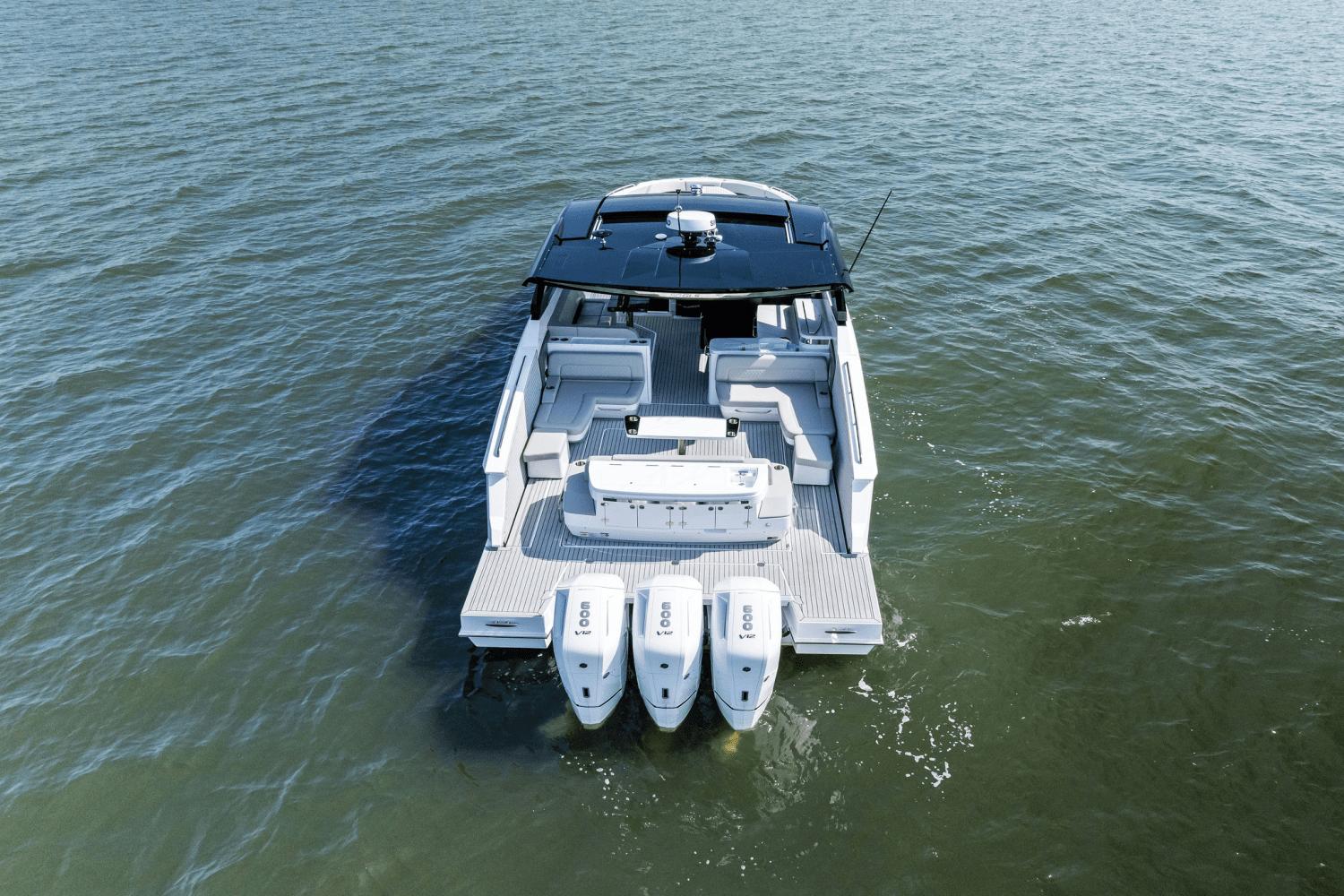 2025-cruisers-yachts-50-gls-outboard-power-9723014-978112244-0-120520250634-3