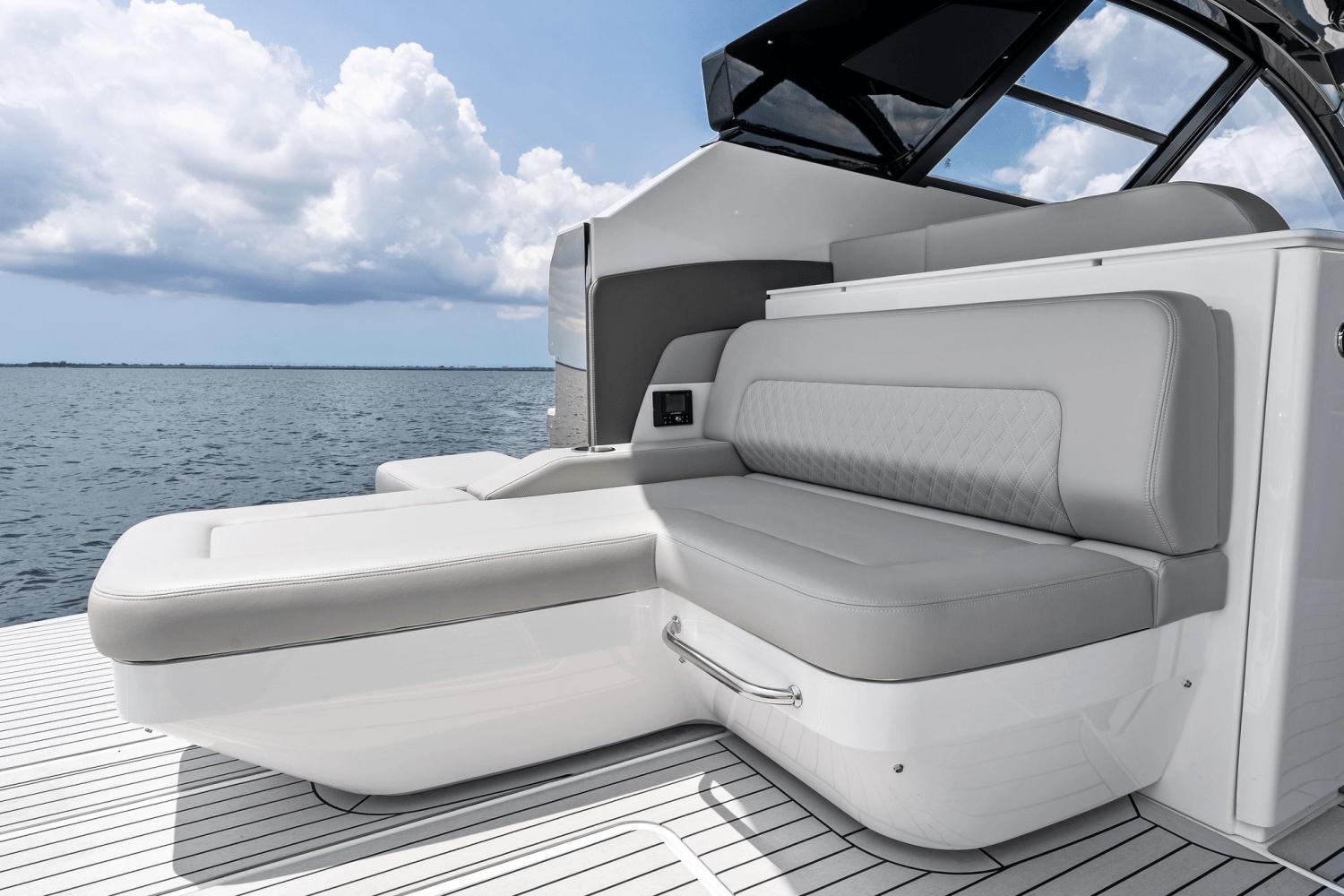 2025-cruisers-yachts-50-gls-outboard-power-9723014-978112245-0-120520250634-27