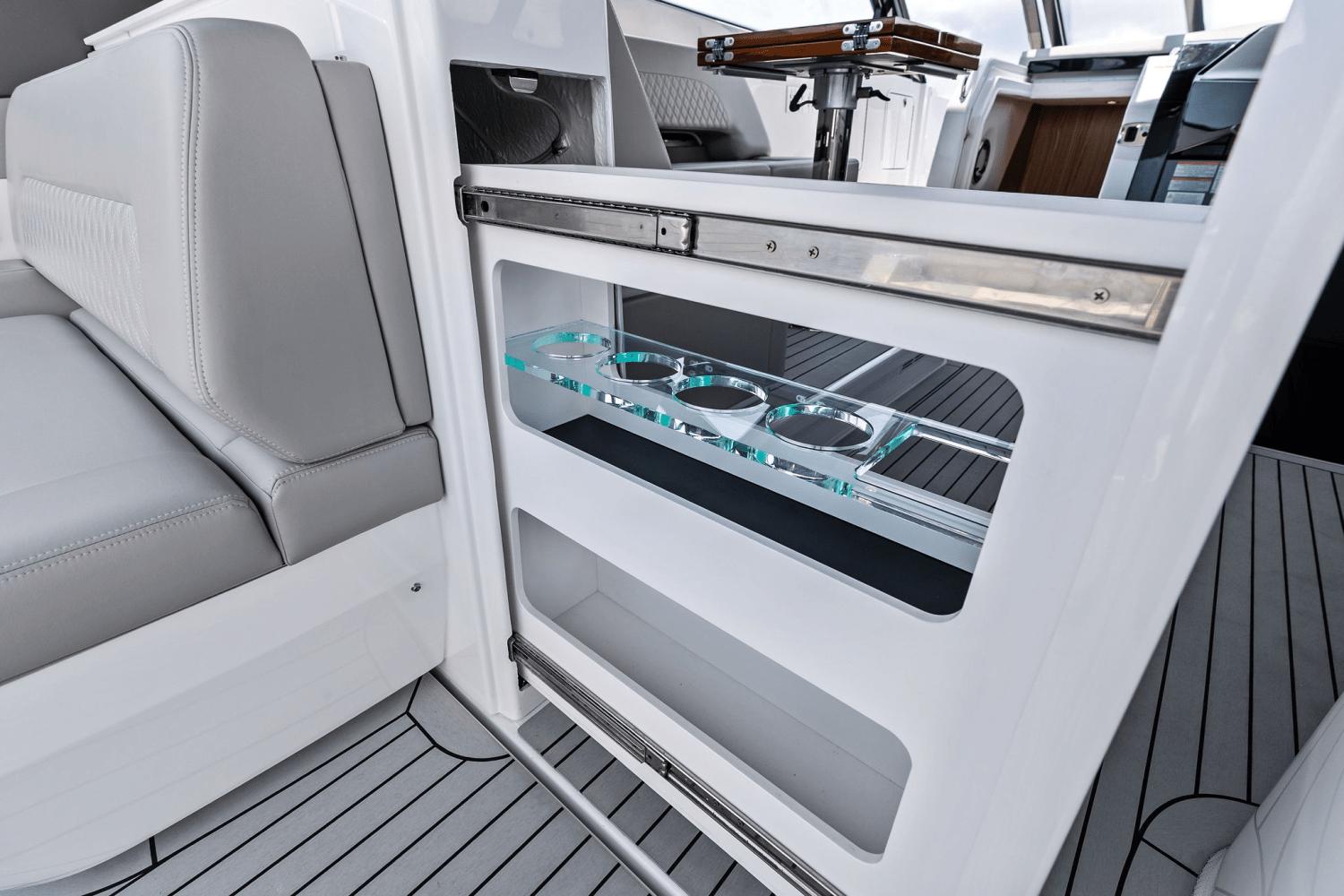 2025-cruisers-yachts-50-gls-outboard-power-9723014-978112246-0-120520250634-39