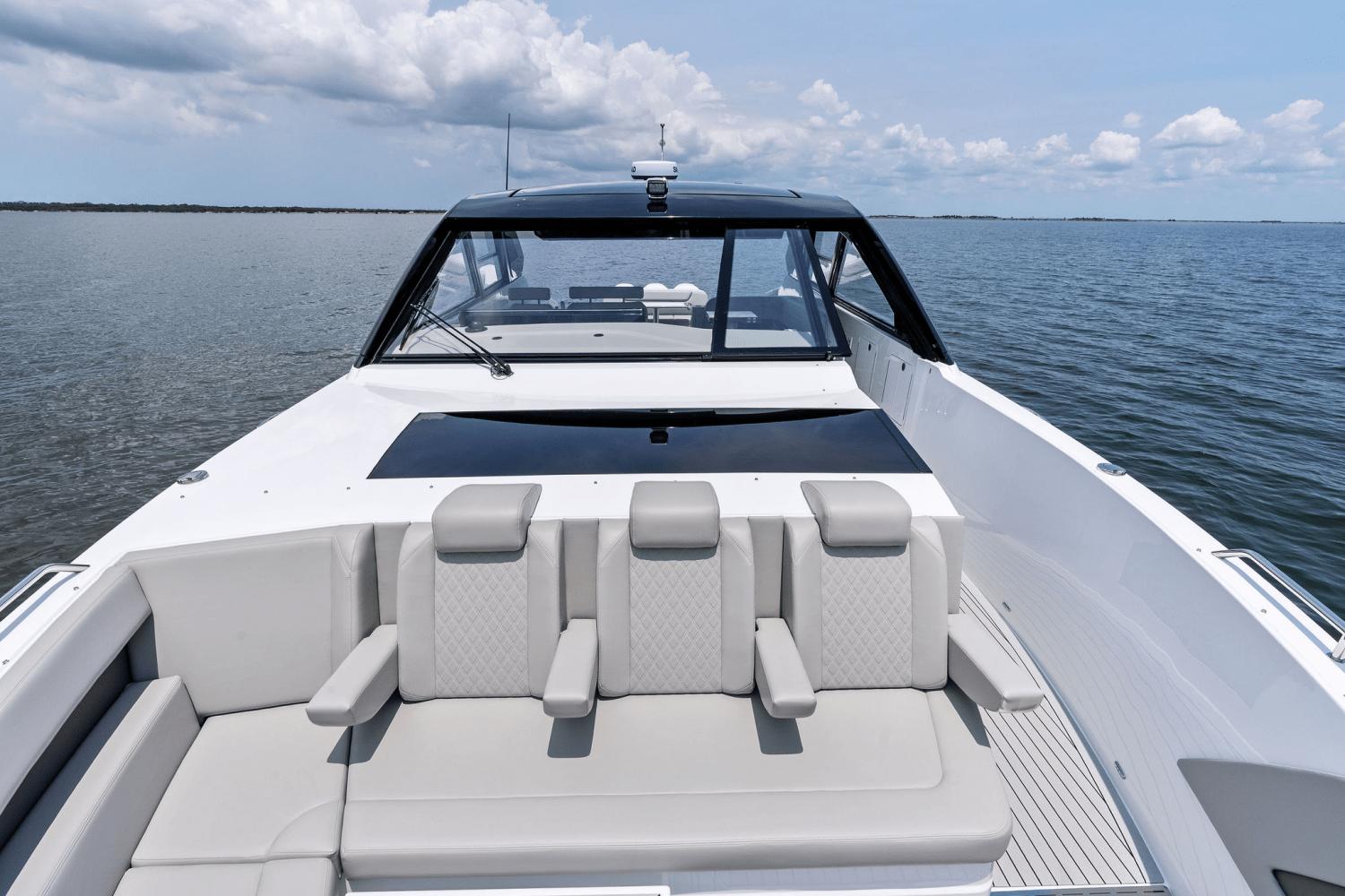 2025-cruisers-yachts-50-gls-outboard-power-9723014-978112253-0-120520250635-70