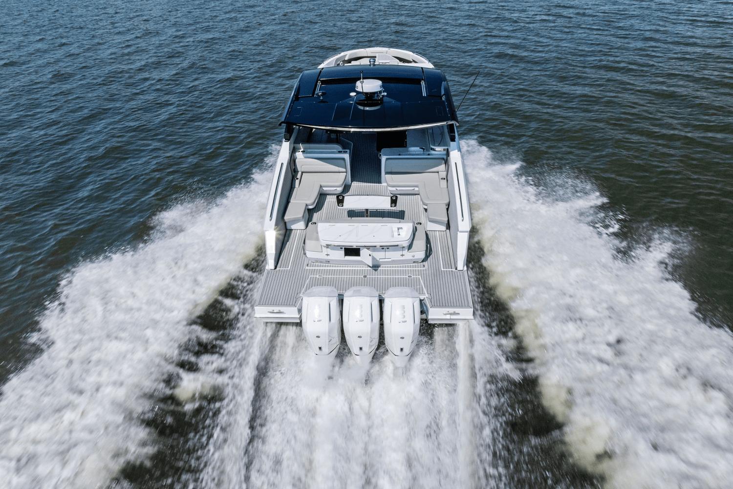 2025-cruisers-yachts-50-gls-outboard-power-9723014-978112254-0-120520250634-21