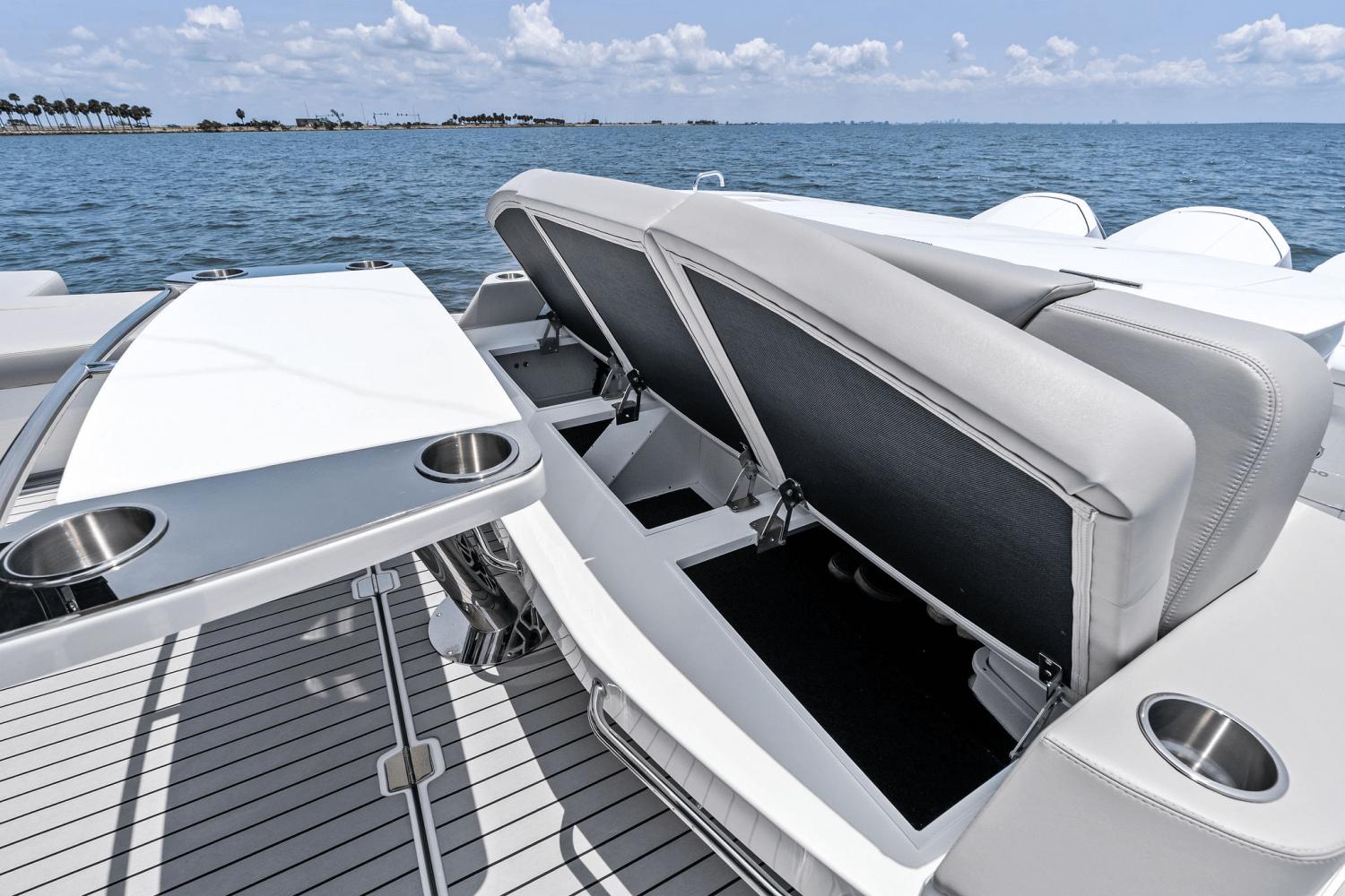 2025-cruisers-yachts-50-gls-outboard-power-9723014-978112264-0-120520250634-31