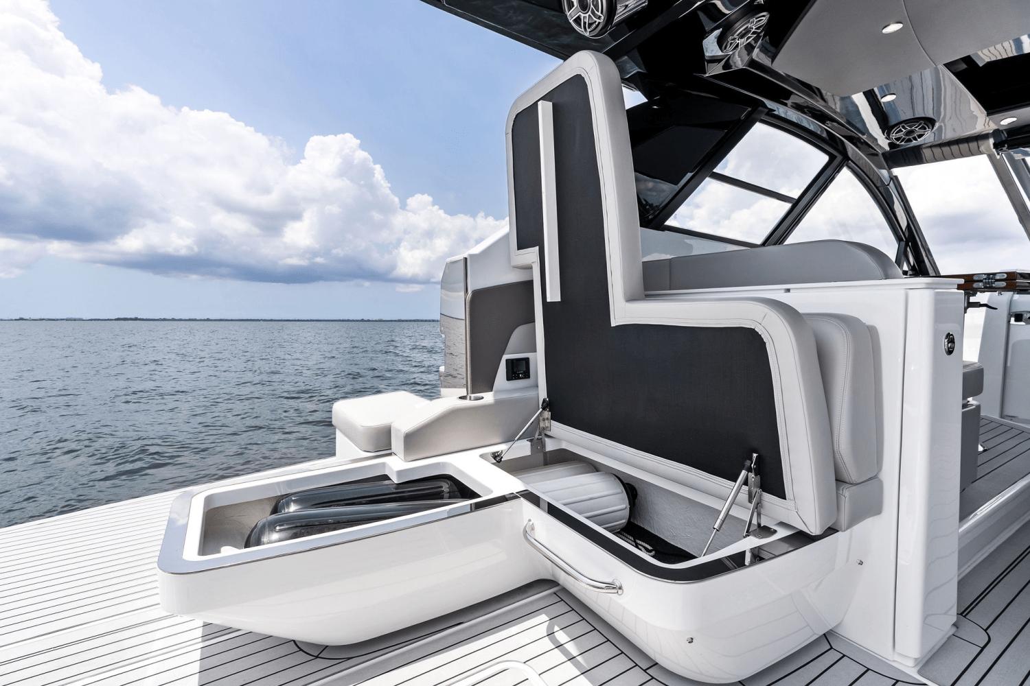 2025-cruisers-yachts-50-gls-outboard-power-9723014-978112272-0-120520250634-28