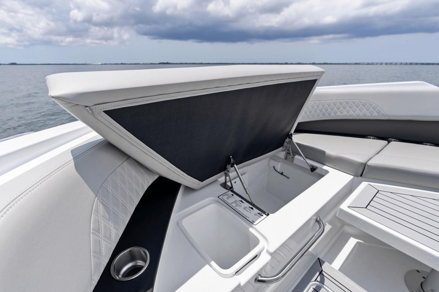 2025-cruisers-yachts-50-gls-outboard-power-9723014-978112273-0-120520250635-69