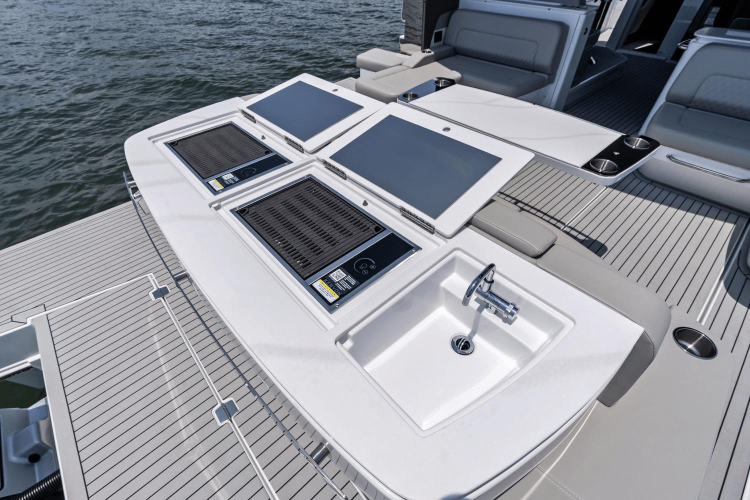 2025-cruisers-yachts-50-gls-outboard-power-9723014-978112275-0-120520250634-35