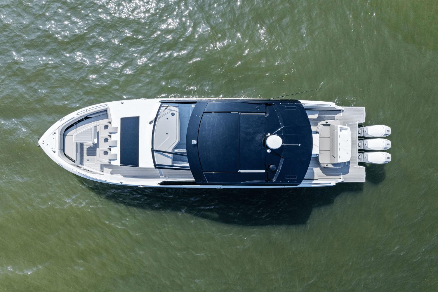 2025-cruisers-yachts-50-gls-outboard-power-9723014-978112280-0-120520250634-6